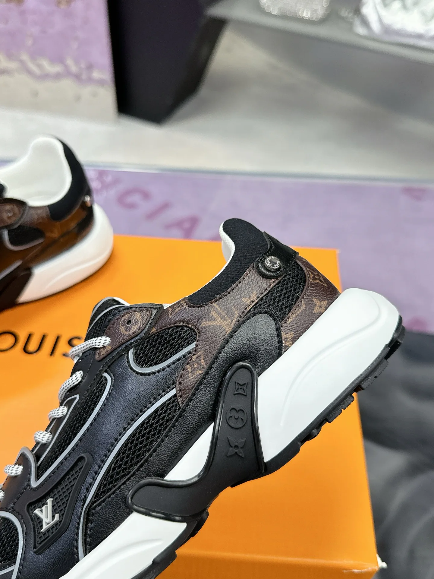 Women's Sneakers LOUIS VUITTON 17530429