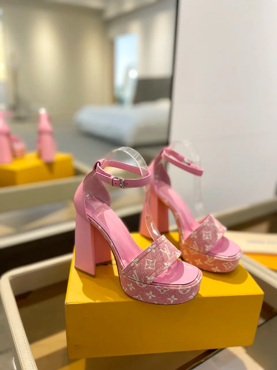 Women's Open-Toe Sandals LOUIS VUITTON 17946838