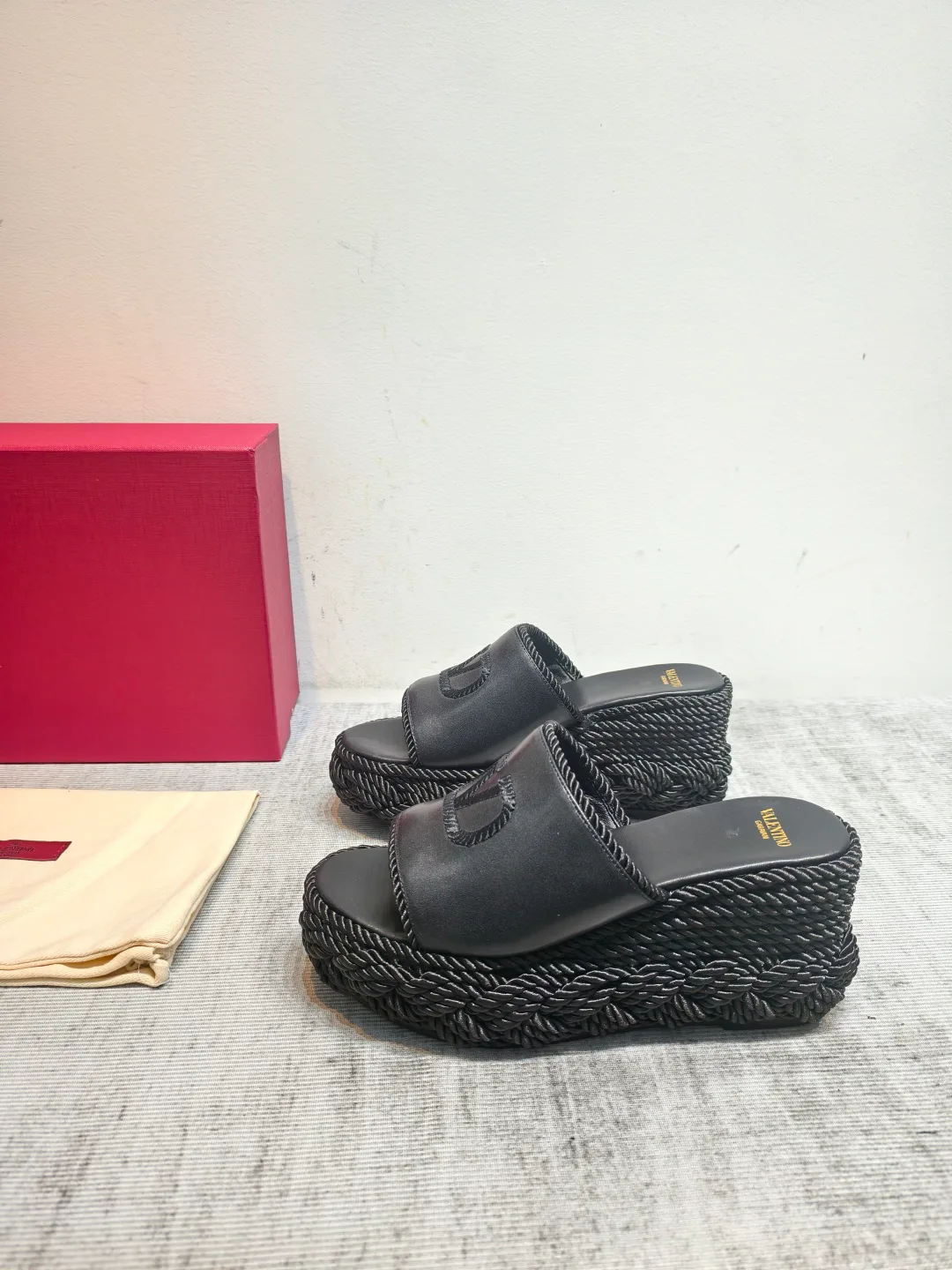 Women's Flip-Flops VALENTINO 18346933