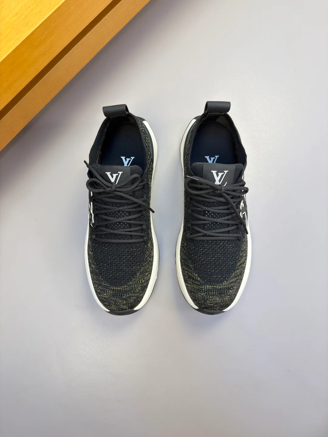 Men's Sneakers LOUIS VUITTON 18142545