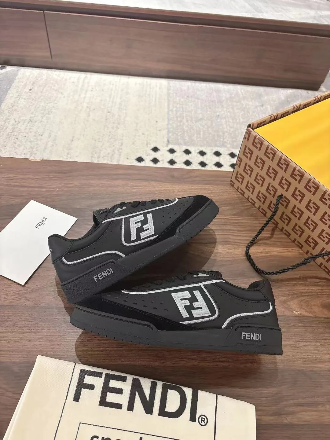 Women's Sneakers FENDI 18219518