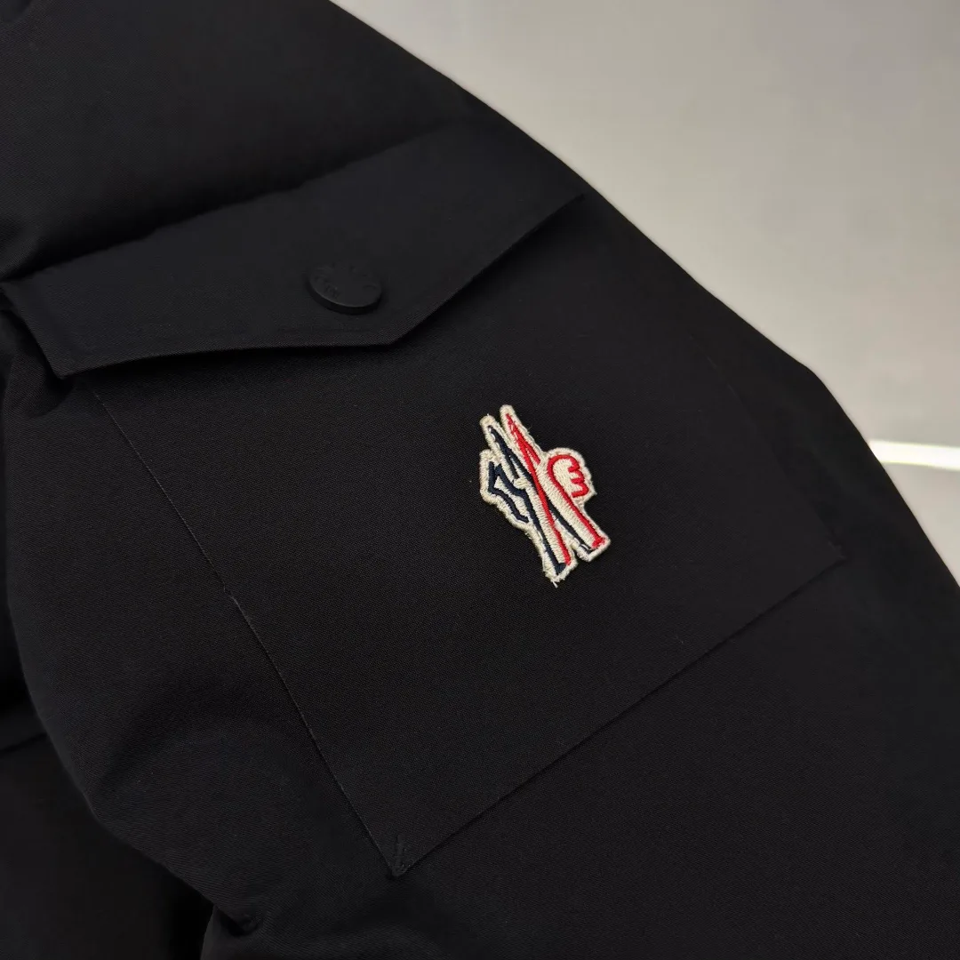 Women's Jackets And Down Jackets MONCLER 17418464