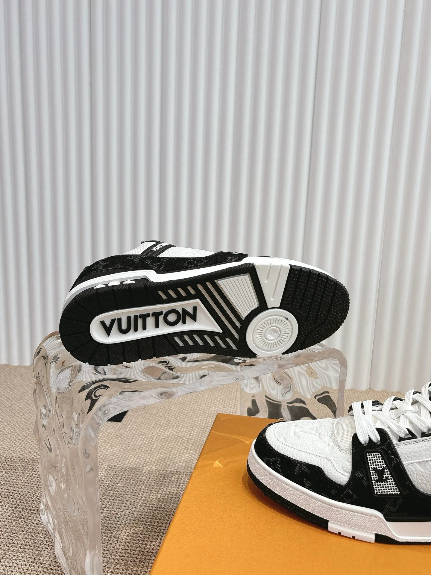 Women's Sneakers LOUIS VUITTON 18324778