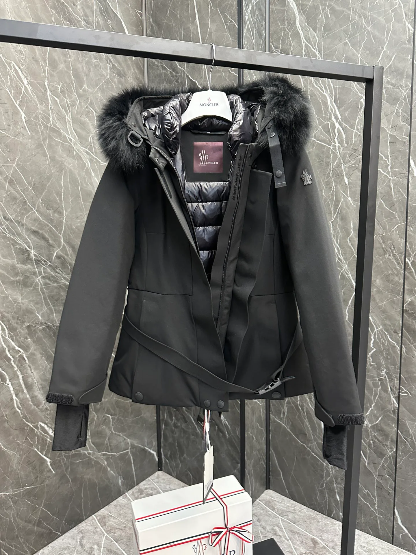 Women's Jackets And Down Jackets MONCLER 18133805