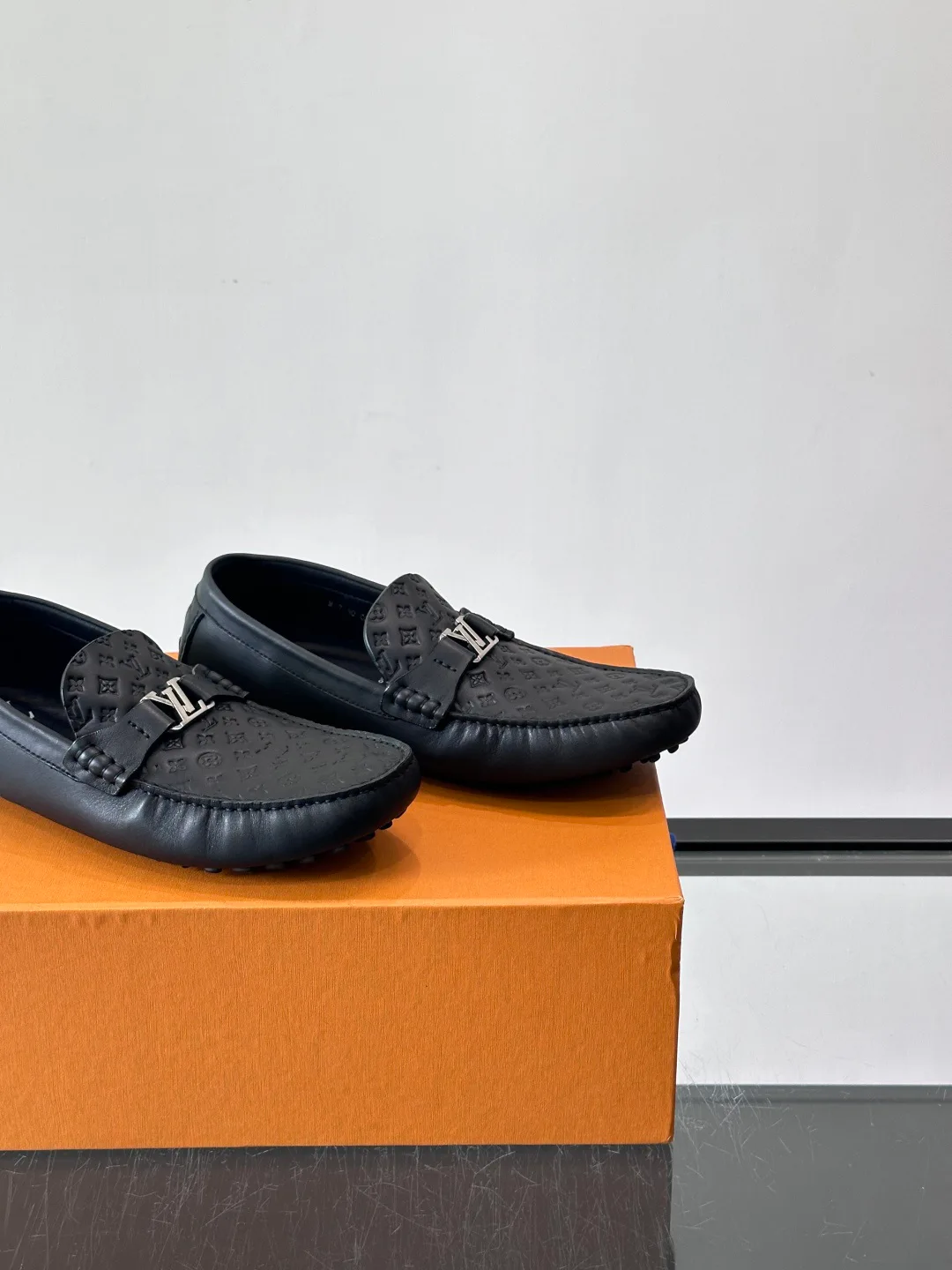 Men's Loafers And Dress Shoes LOUIS VUITTON 17760945