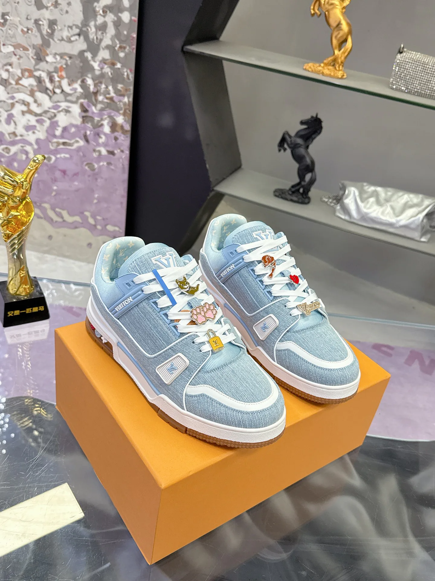 Women's Sneakers LOUIS VUITTON 18104017