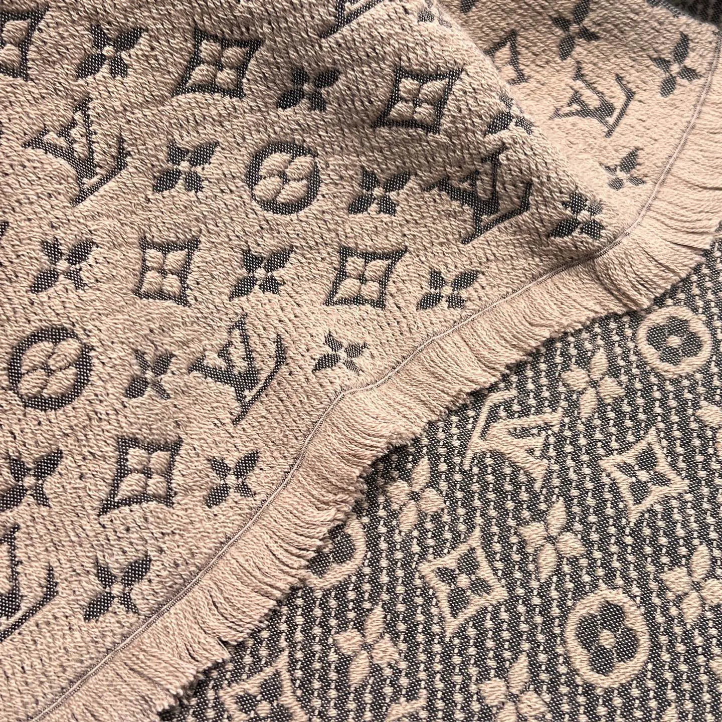 Scarves LOUIS VUITTON 17945577