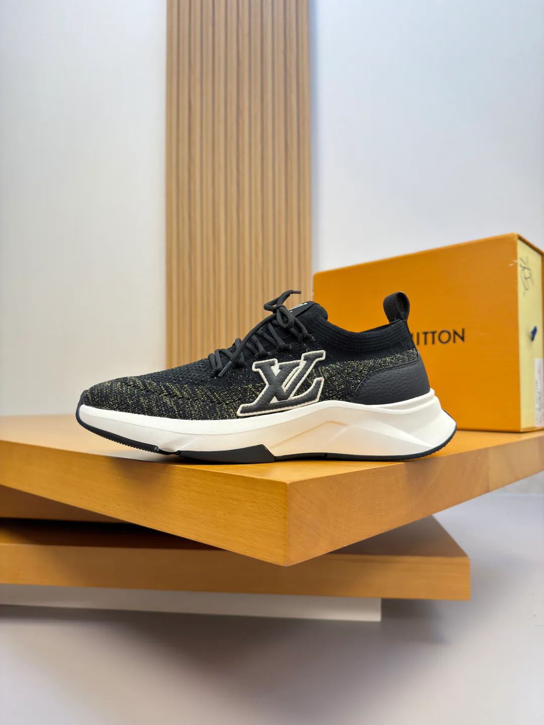 Men's Sneakers LOUIS VUITTON 18142545