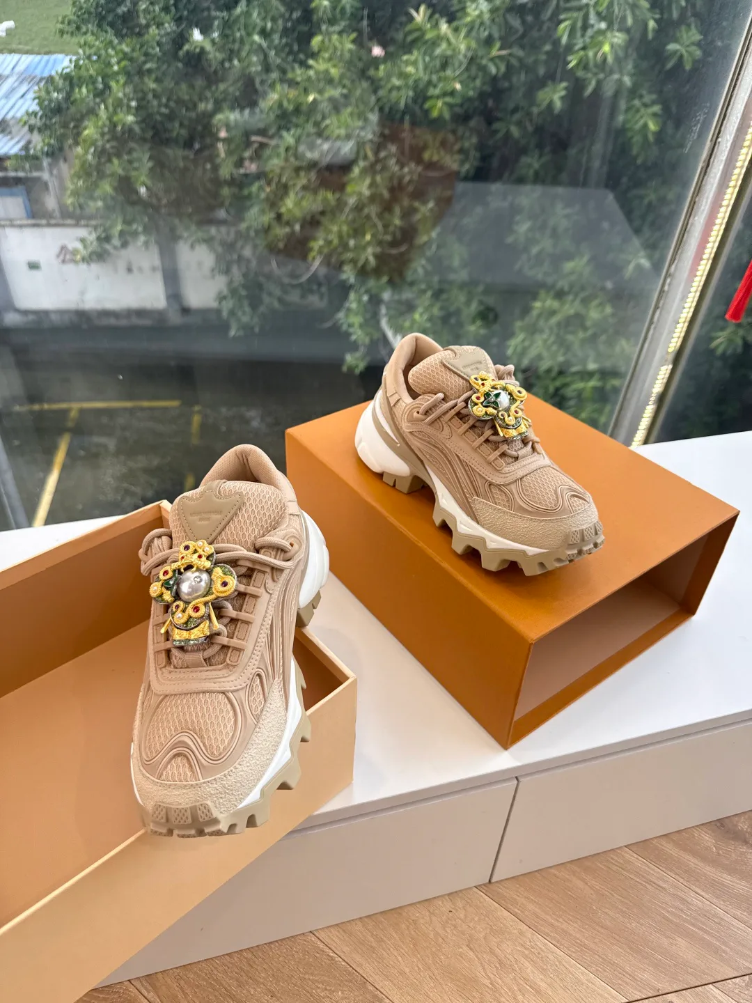 Women's Sneakers LOUIS VUITTON 18053493