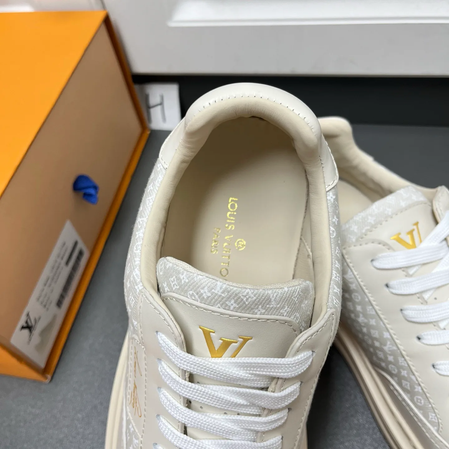 Men's Sneakers LOUIS VUITTON 18500174
