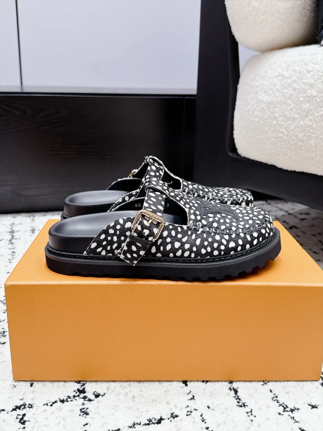Women's Mules And Clogs LOUIS VUITTON 18505459