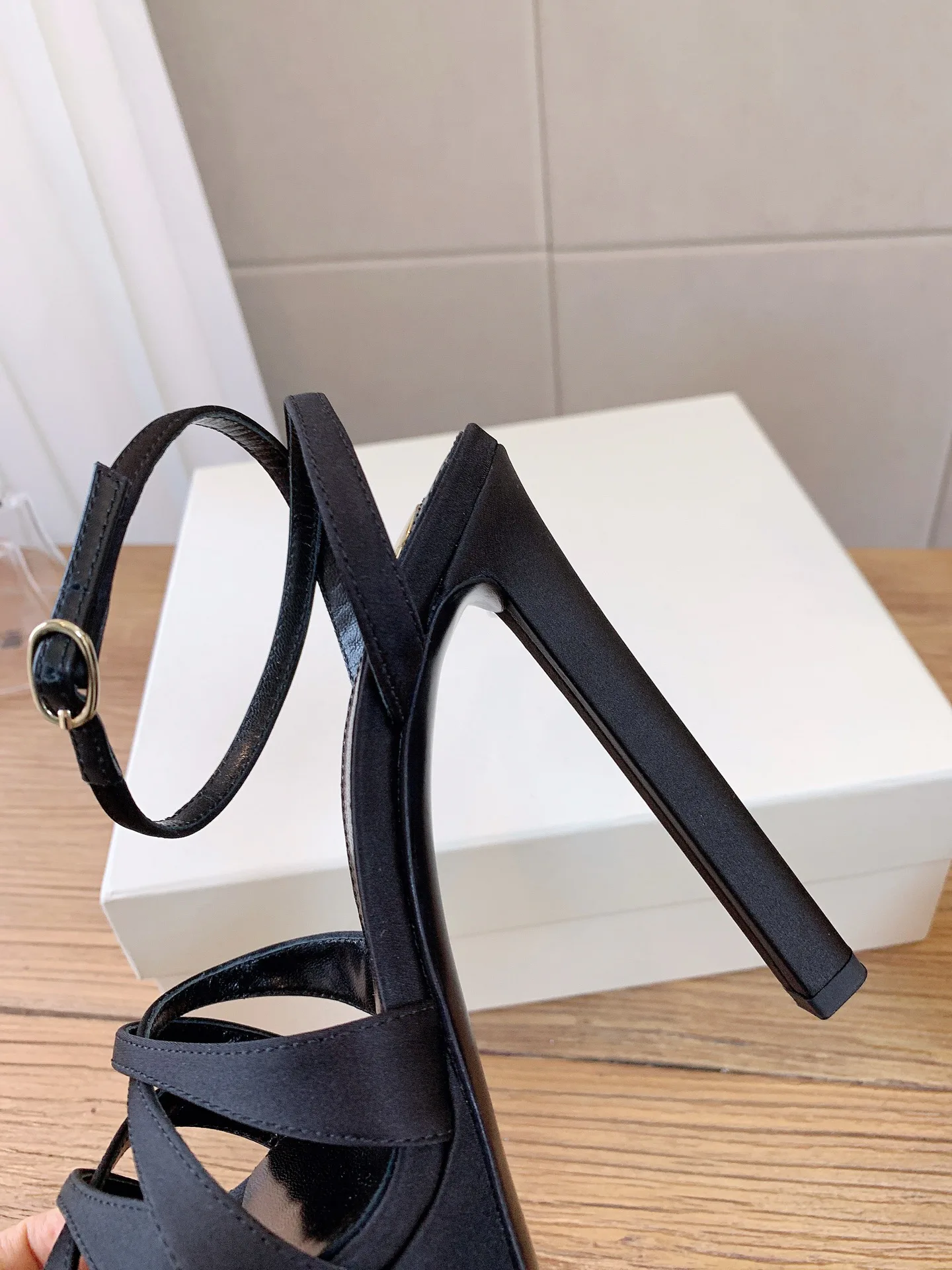 Women's Open-Toe Sandals SAINT LAURENT 17815060