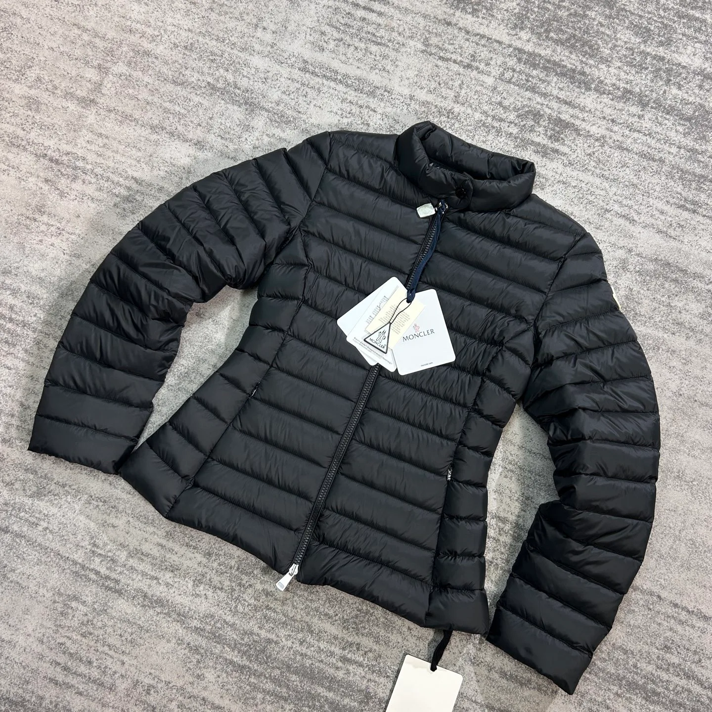 Women's Jackets And Down Jackets MONCLER 18133832