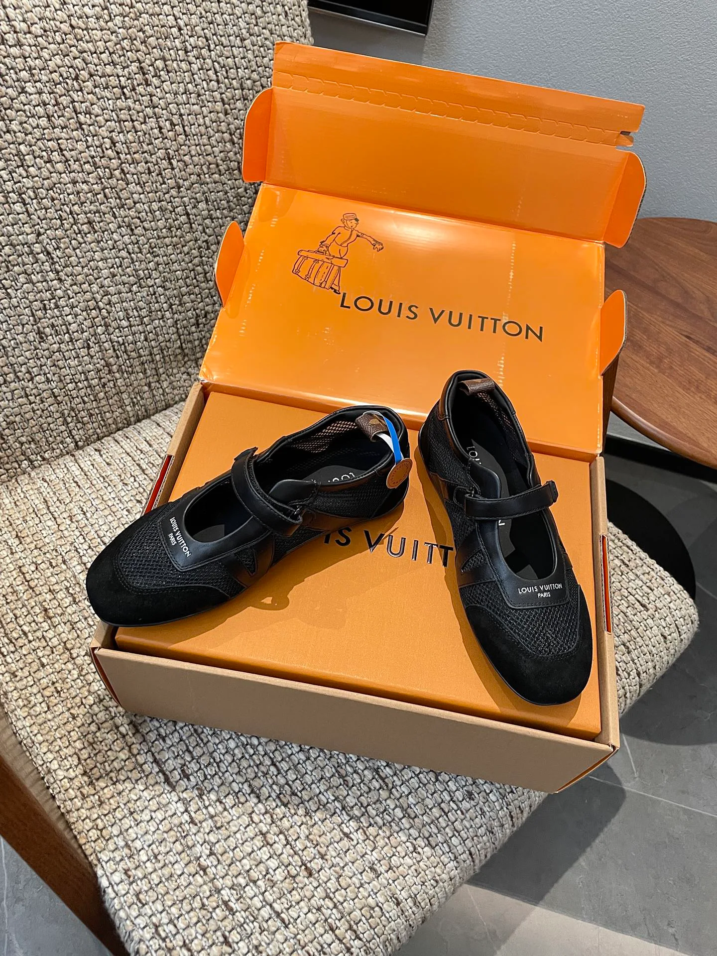 Women's Sneakers LOUIS VUITTON 18209167
