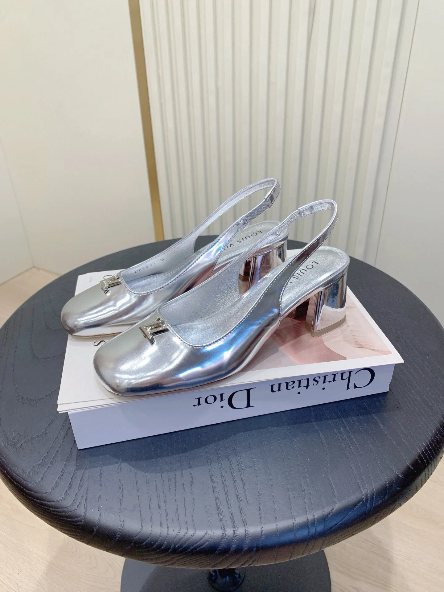 Women's Open-Toe Sandals LOUIS VUITTON 18365602