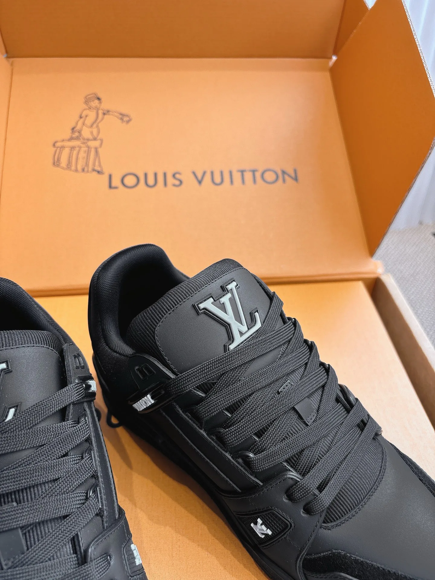 Women's Sneakers LOUIS VUITTON 18324746