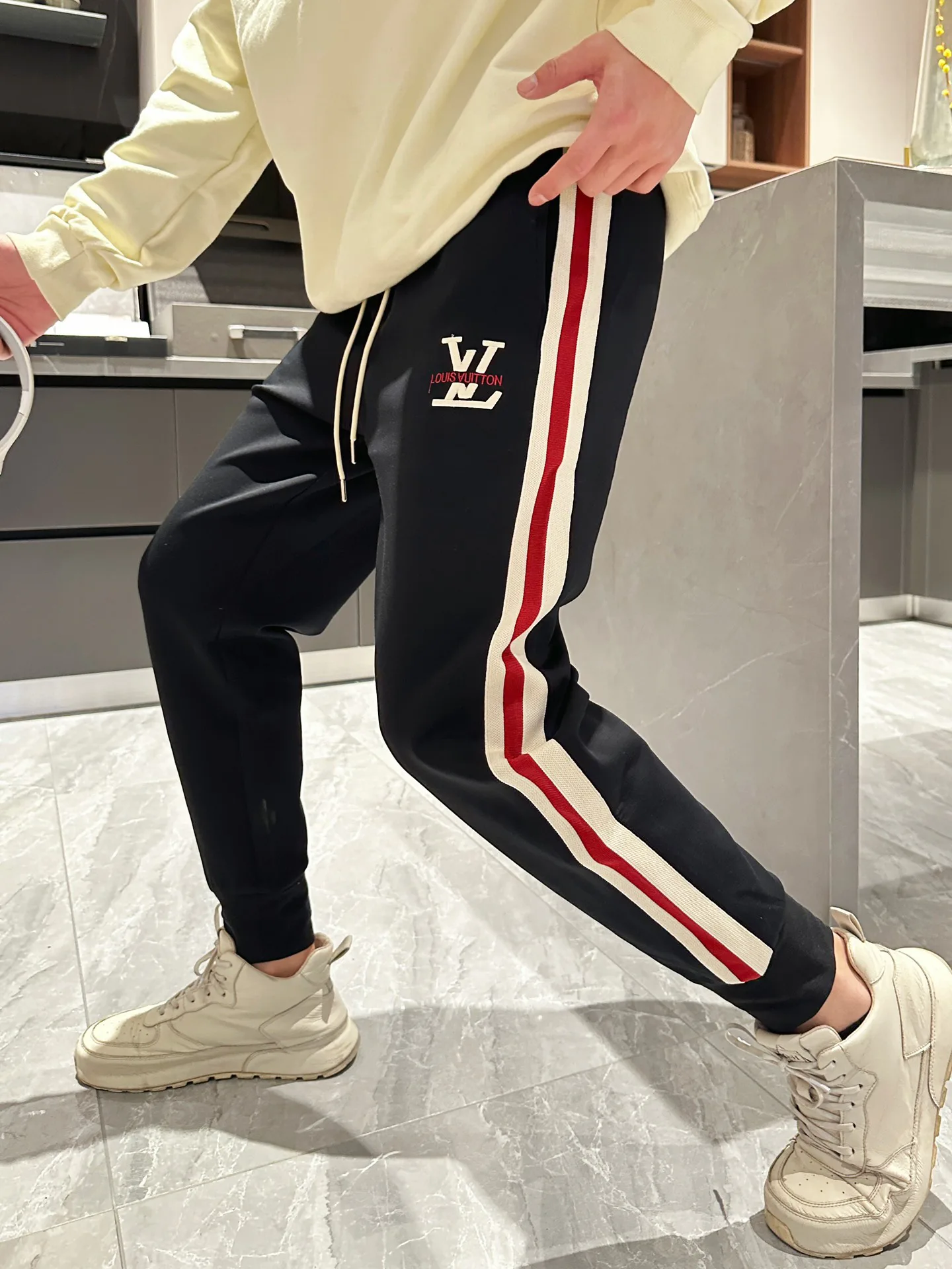 Men's Trousers LOUIS VUITTON 18499704