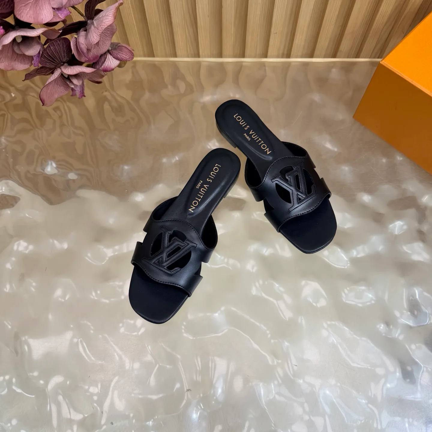 Women's Flip-Flops LOUIS VUITTON 17448826