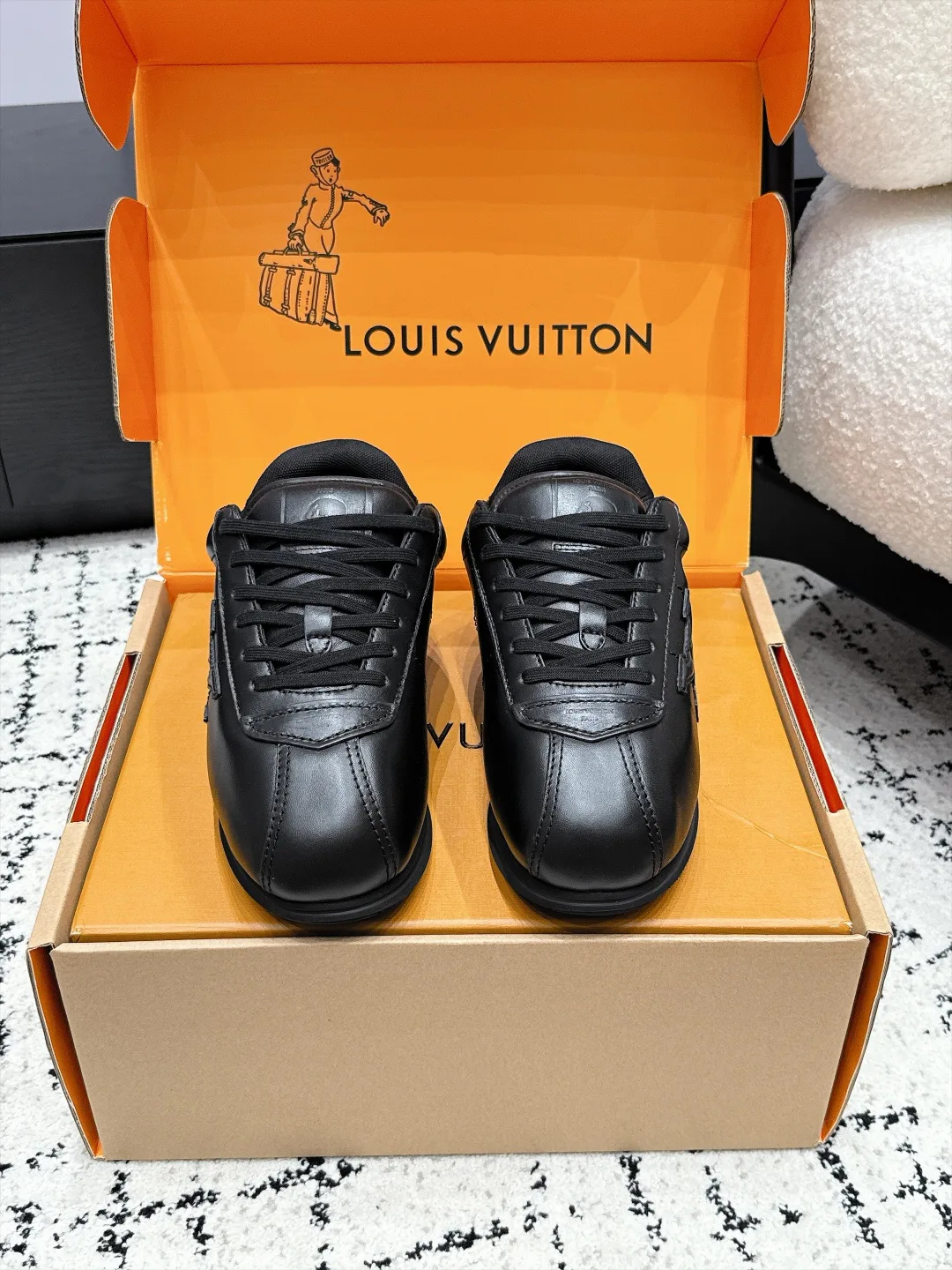 Women's Sneakers LOUIS VUITTON 18406483