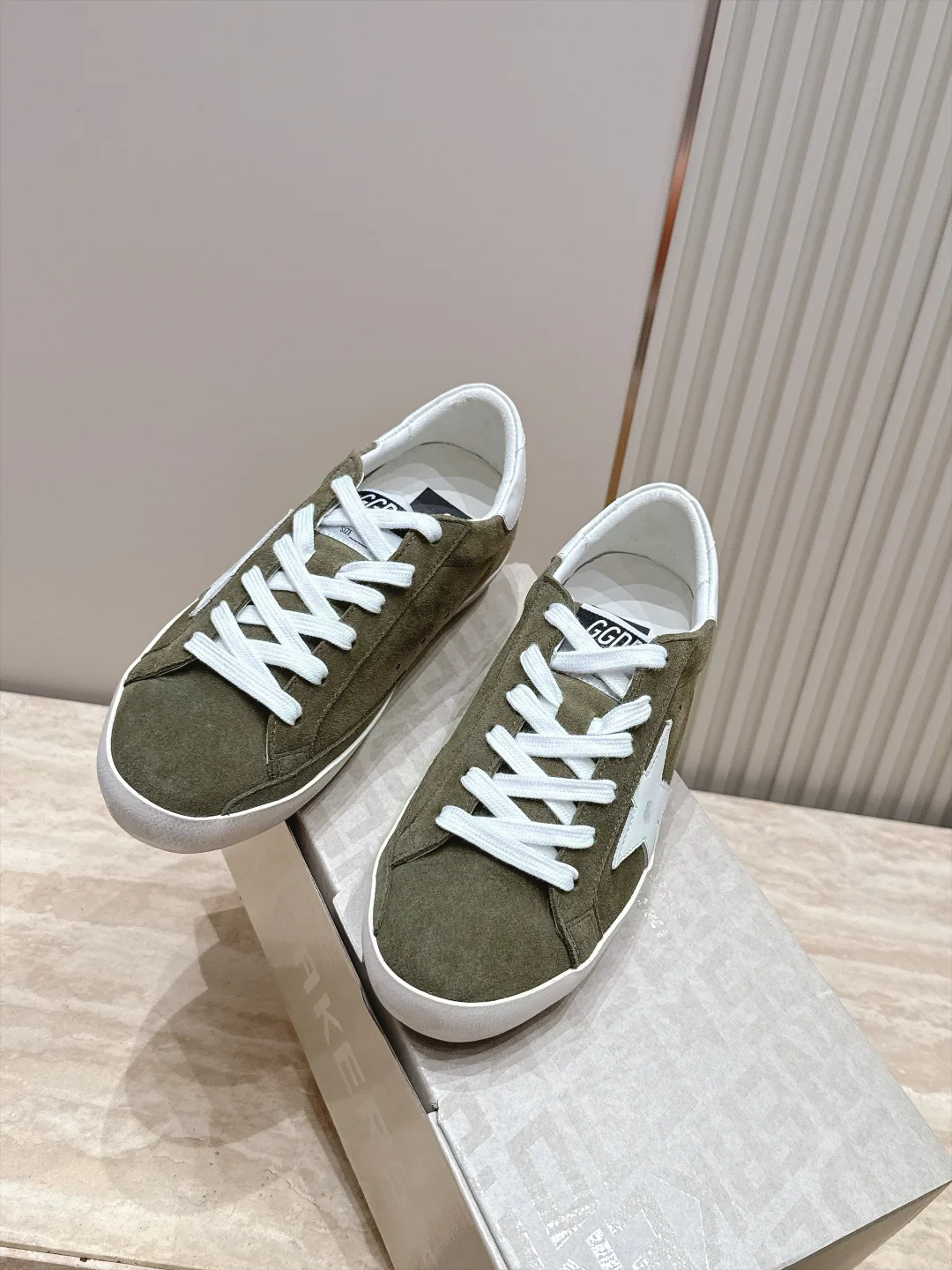 Women's Sneakers GOLDEN GOOSE 17963440
