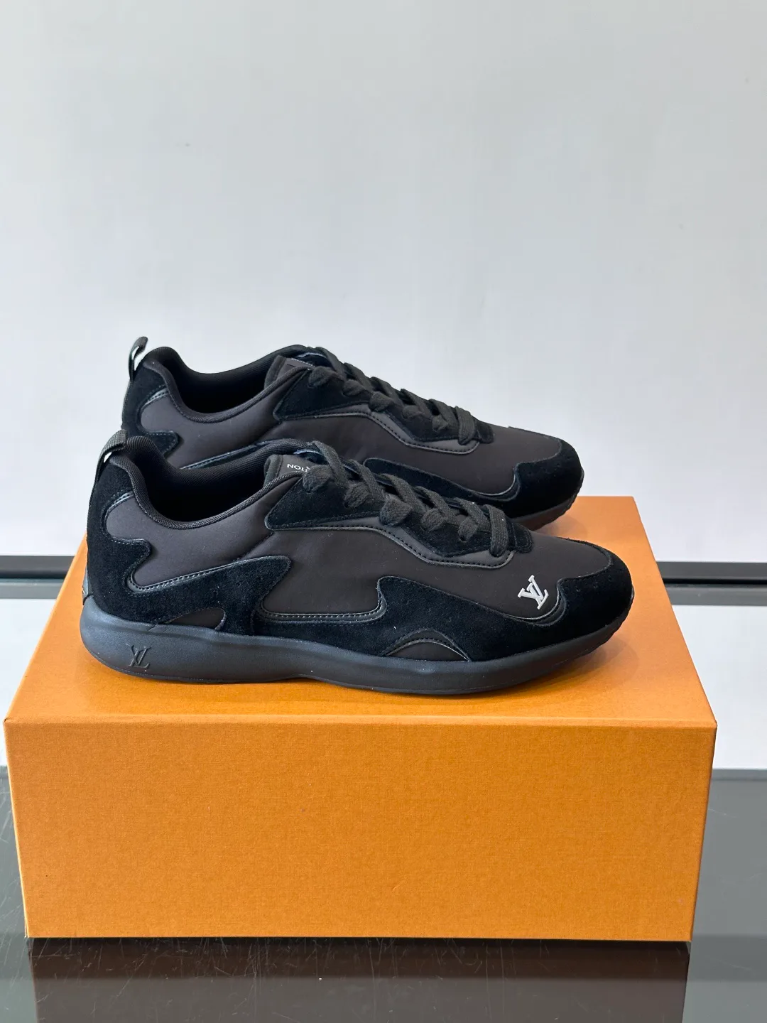 Men's Sneakers LOUIS VUITTON 17869451