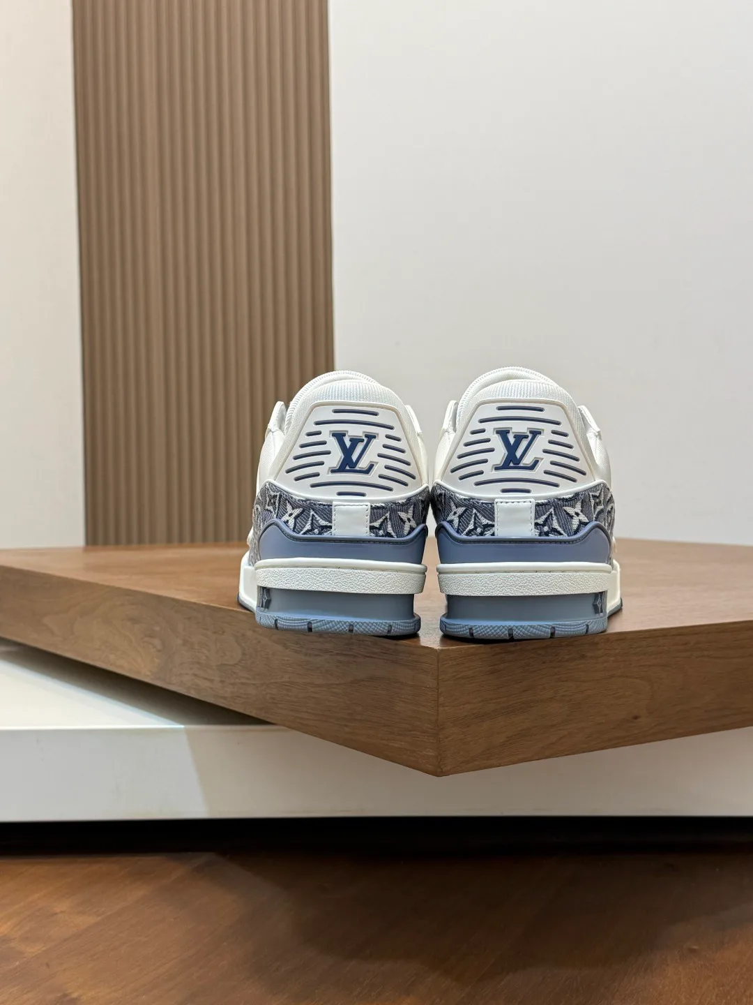 Women's Sneakers LOUIS VUITTON 17447608