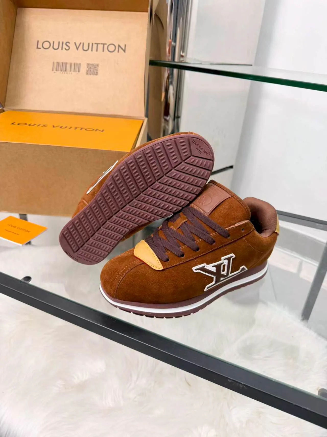 Women's Sneakers LOUIS VUITTON 18417396
