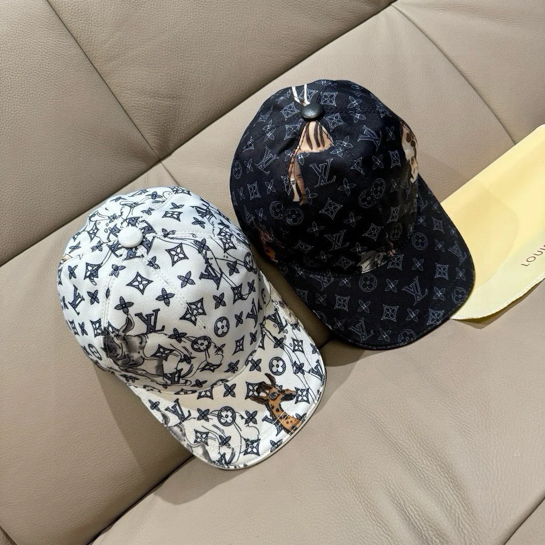 Hats LOUIS VUITTON 18347070