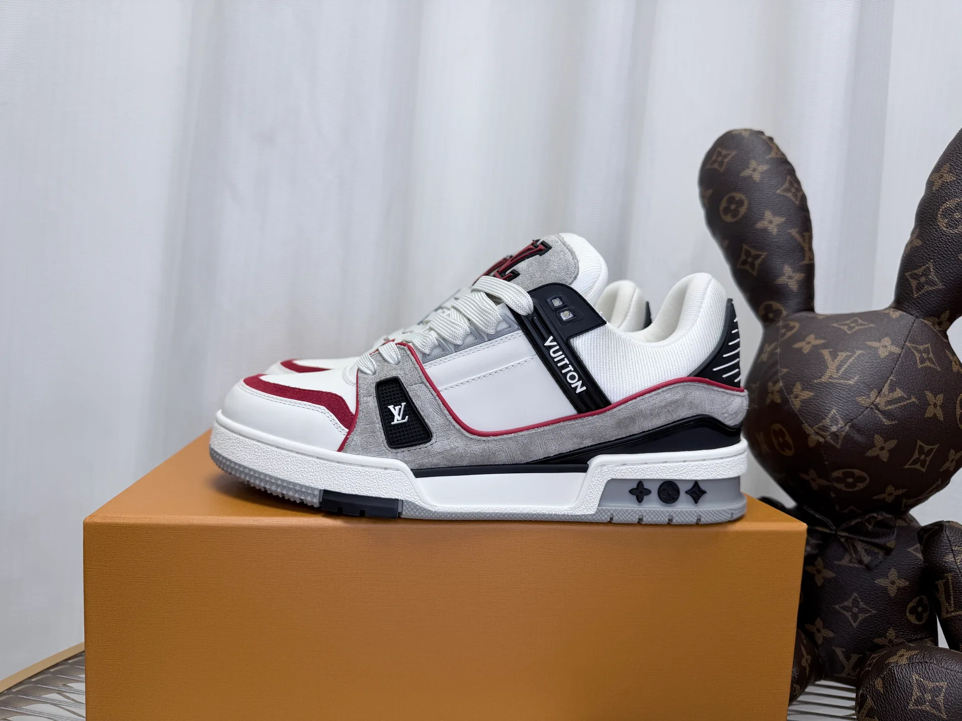 Women's Sneakers LOUIS VUITTON 18234391