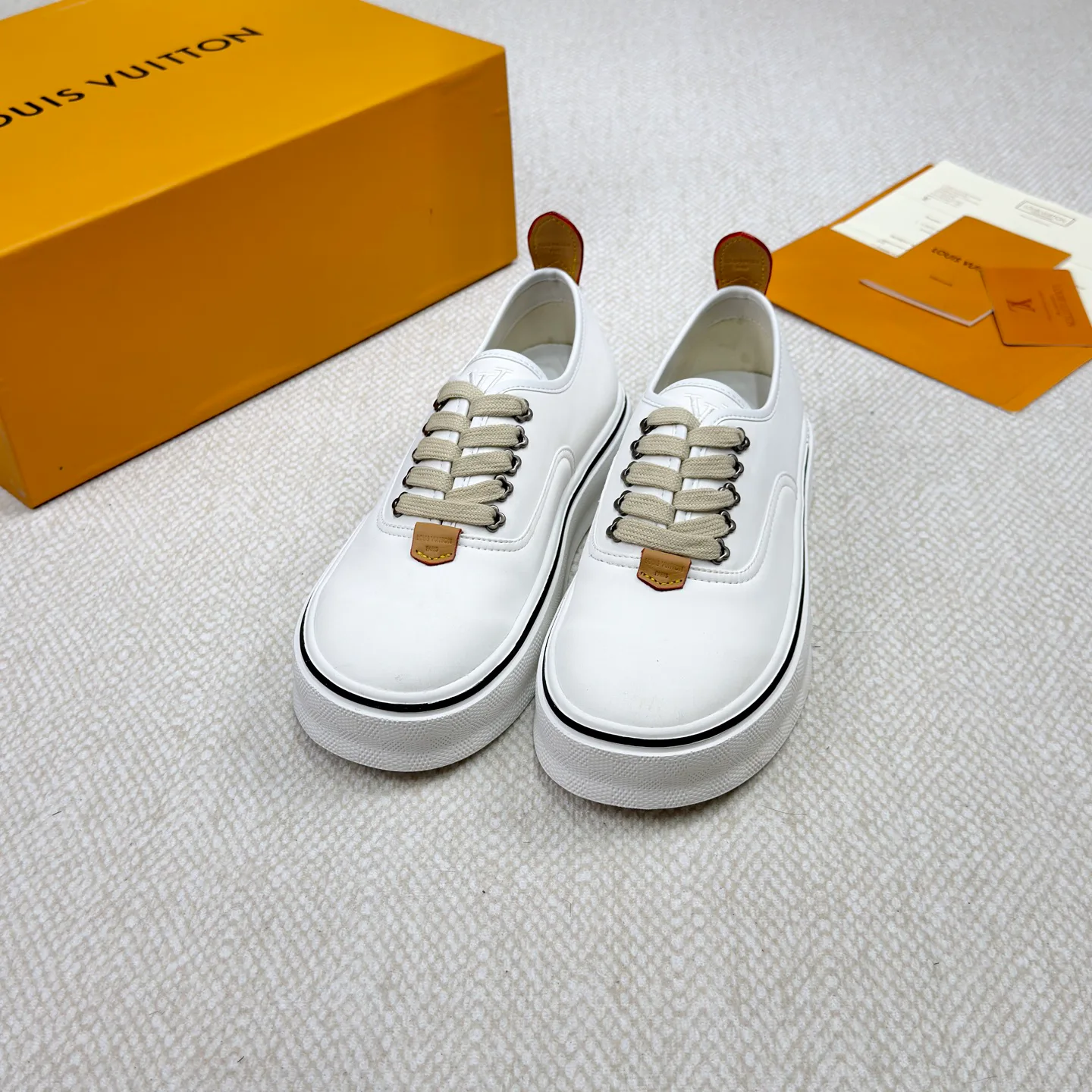 Men's Sneakers LOUIS VUITTON 18365134
