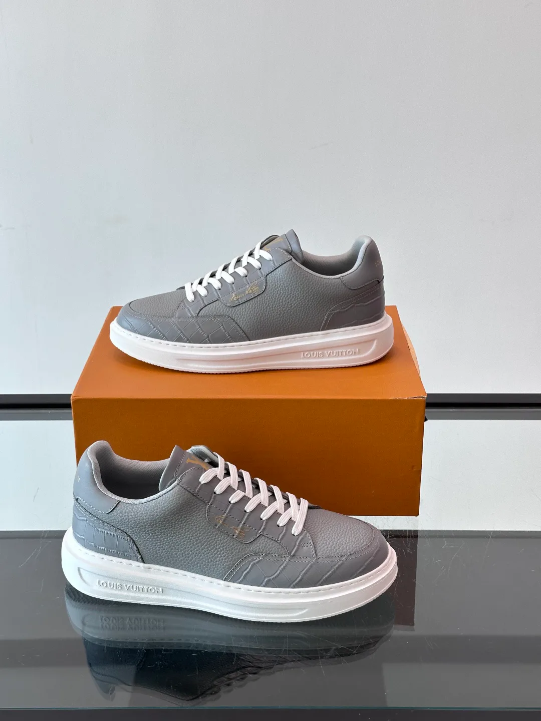 Women's Sneakers LOUIS VUITTON 18400576