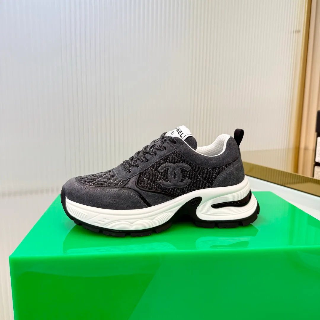 Women's Sneakers CHANEL 18366956