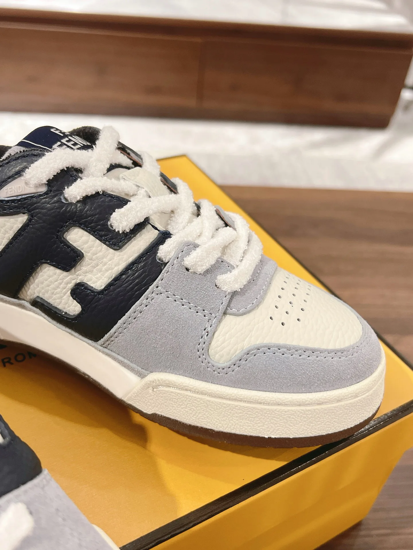 Women's Sneakers FENDI 18219600