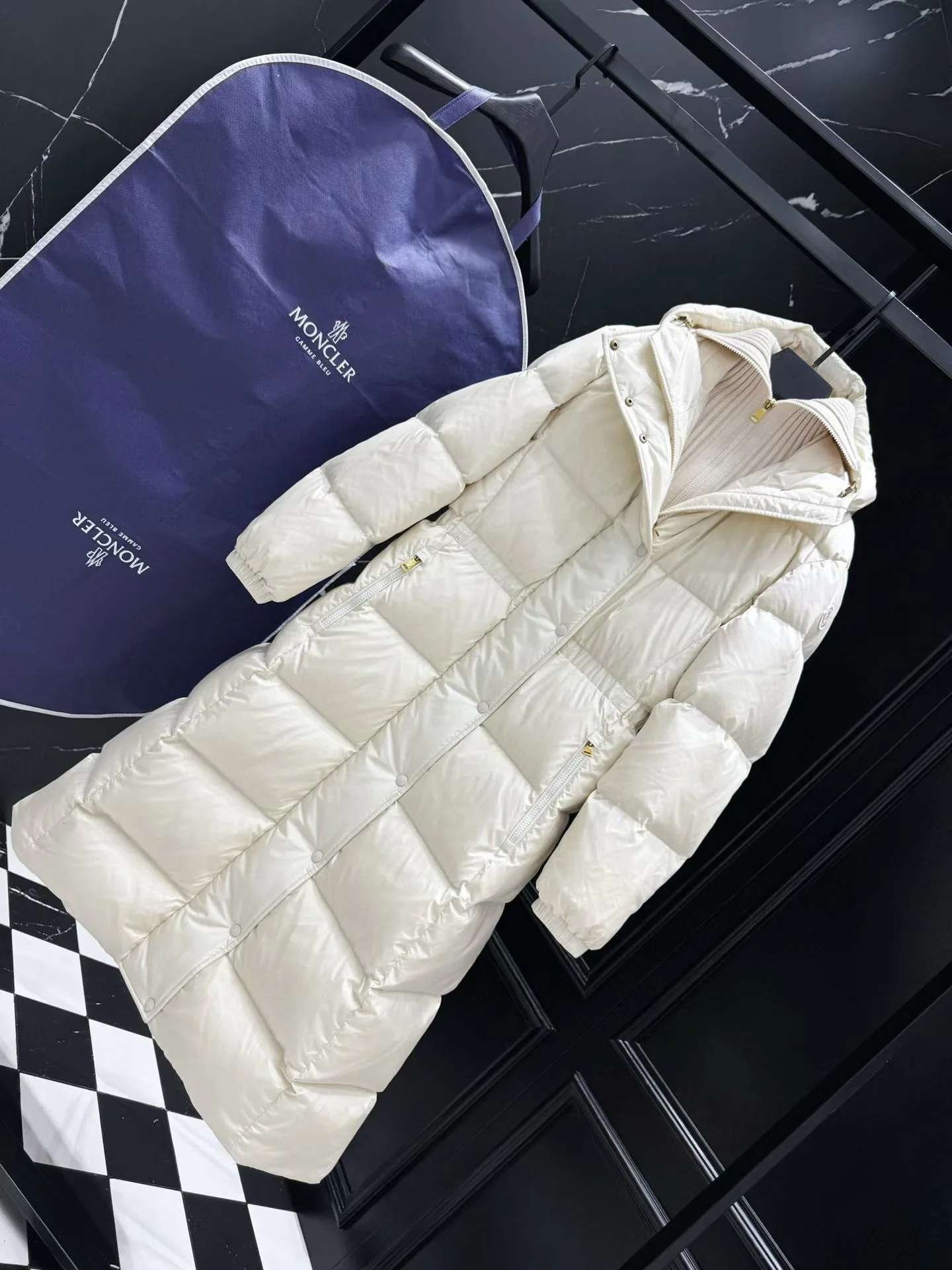 Women's Jackets And Down Jackets MONCLER 17810376