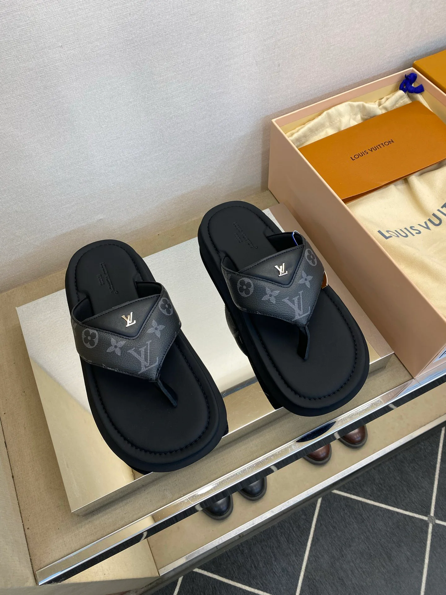 Men's Flip-Flops LOUIS VUITTON 17706373
