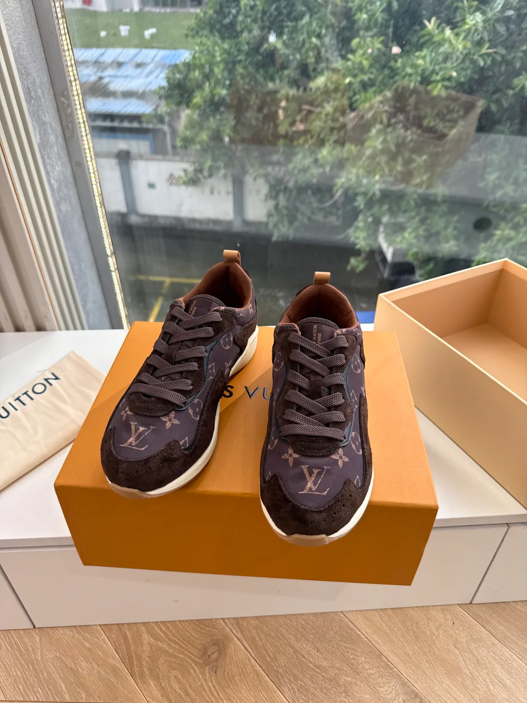 Women's Sneakers LOUIS VUITTON 18053497