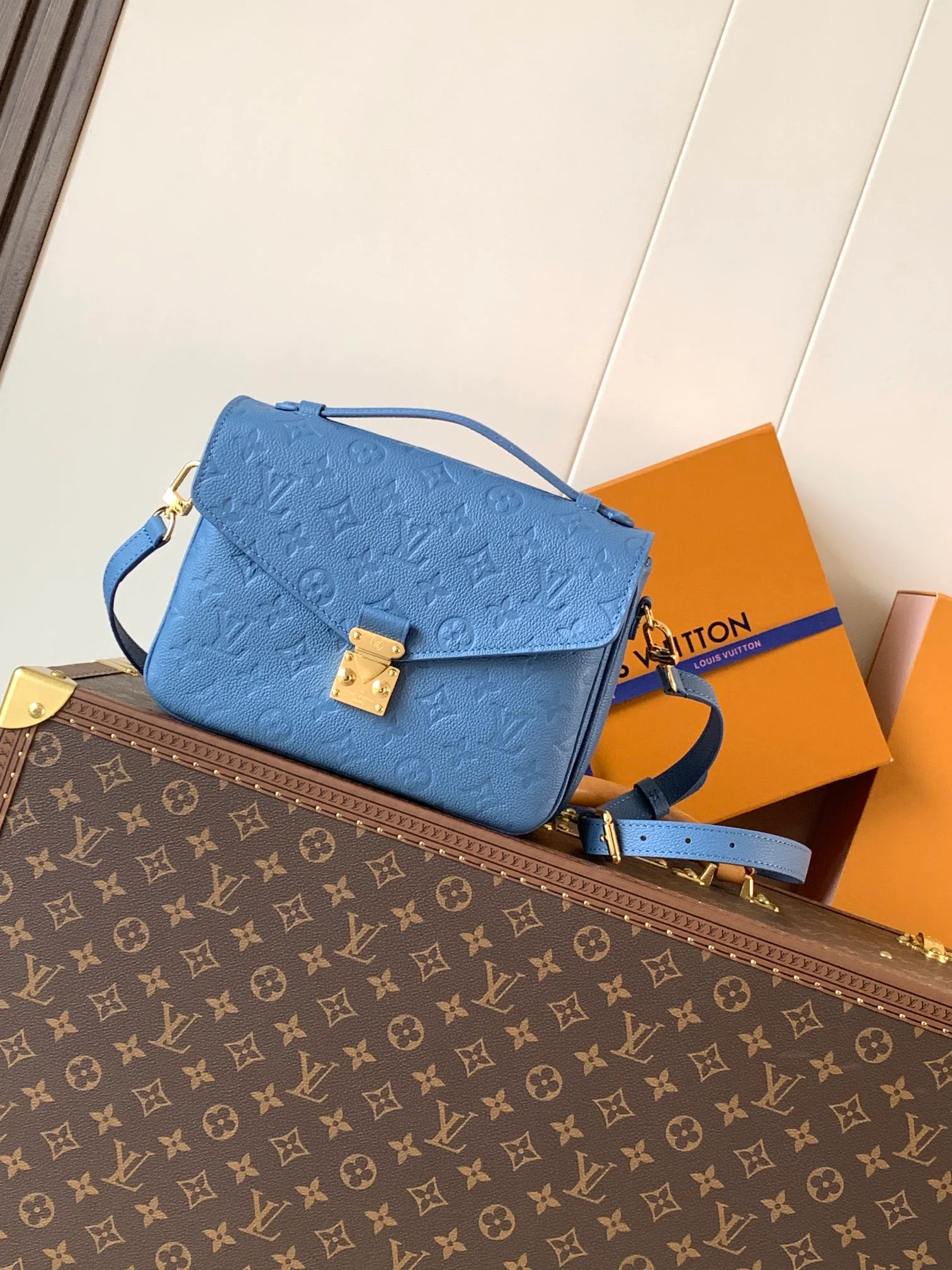 Women's Shoulder Bags LOUIS VUITTON 18153216