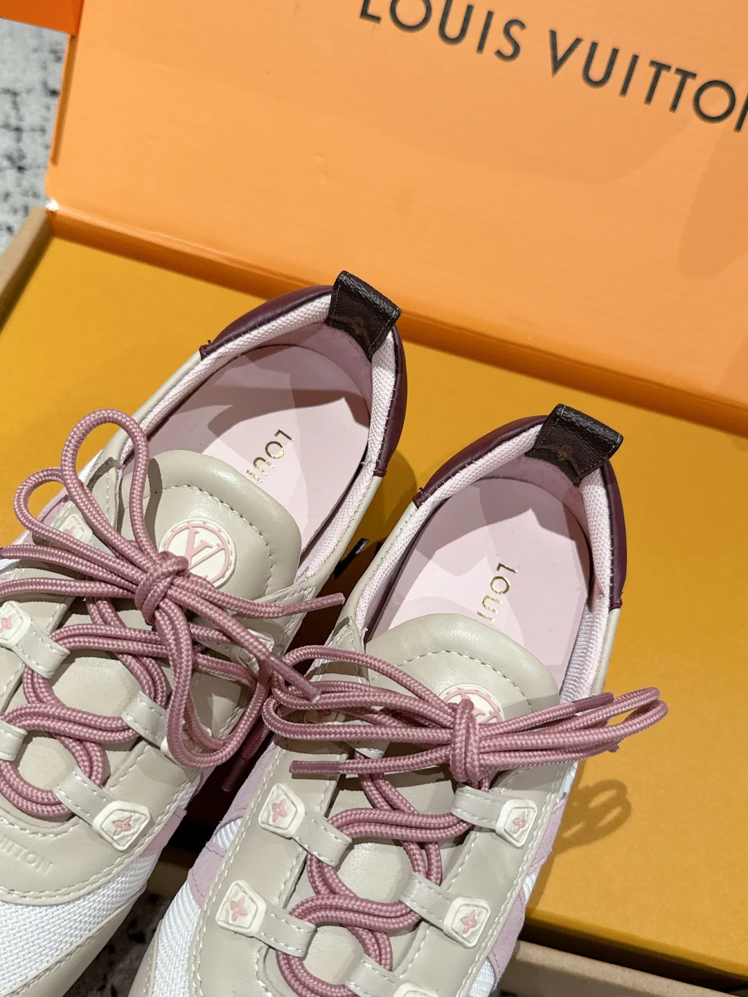 Women's Sneakers LOUIS VUITTON 18409709