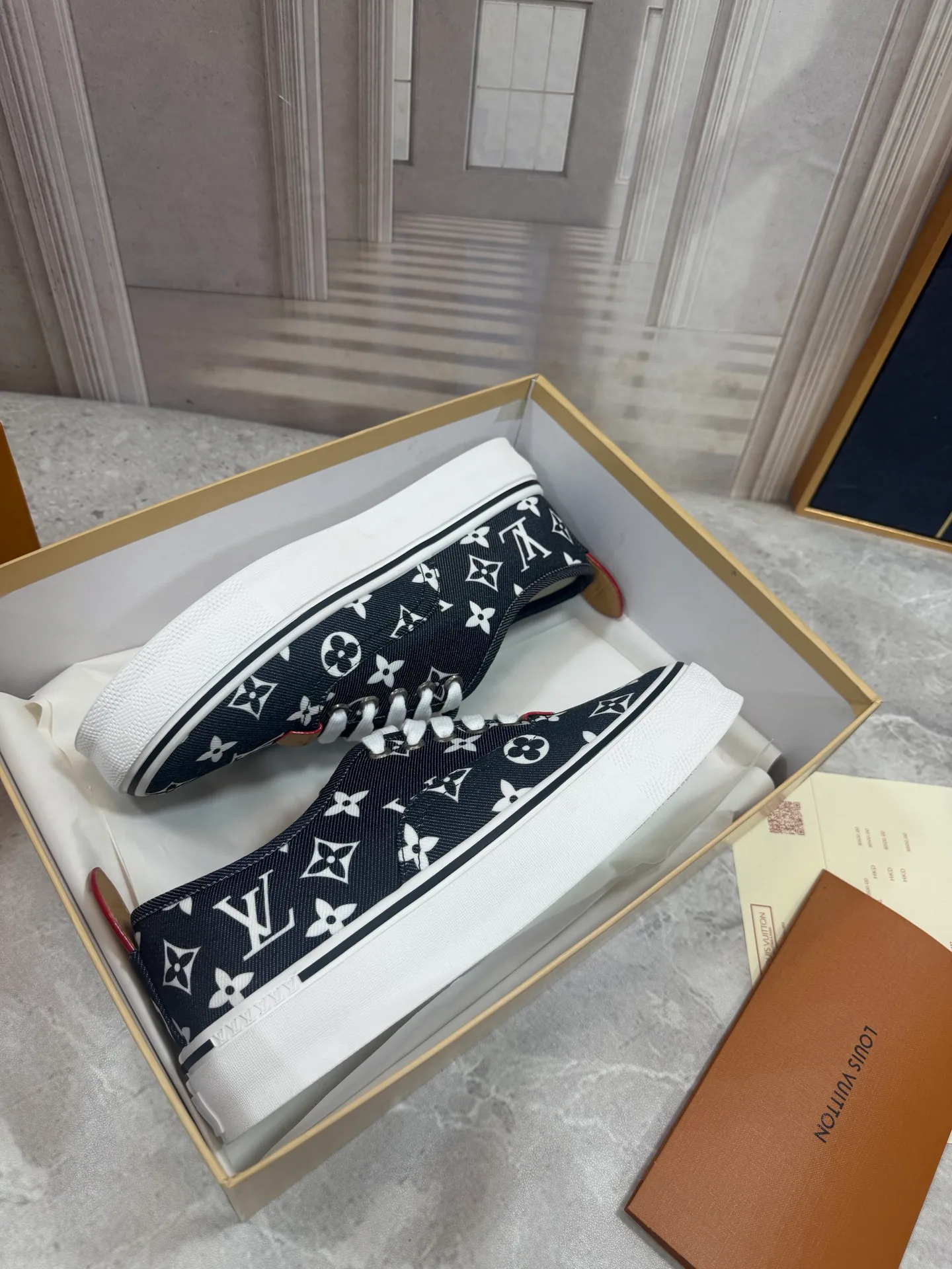 Men's Sneakers LOUIS VUITTON 18190076