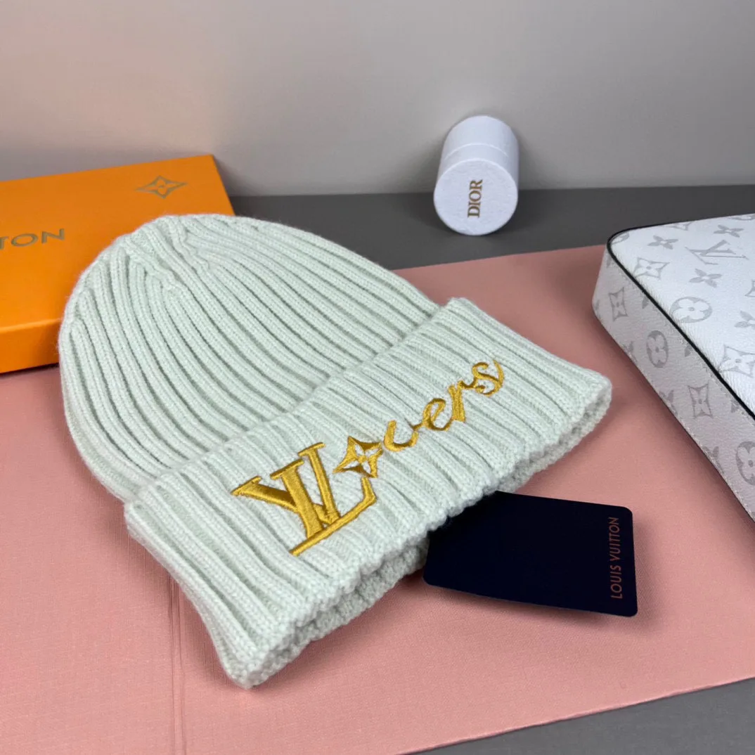 Hats LOUIS VUITTON 18105735
