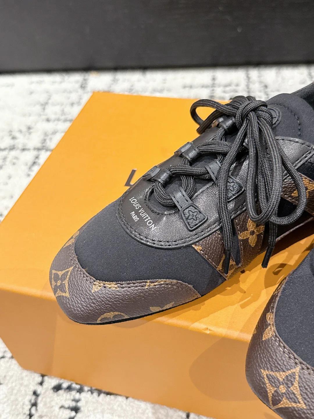 Women's Sneakers LOUIS VUITTON 18409748