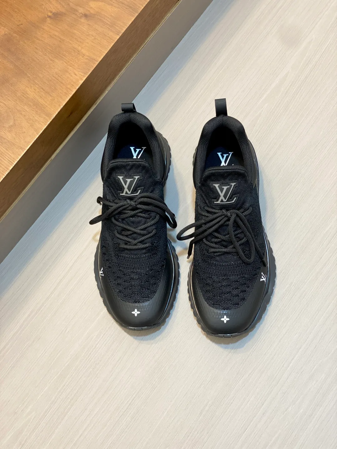 Men's Sneakers LOUIS VUITTON 18337596