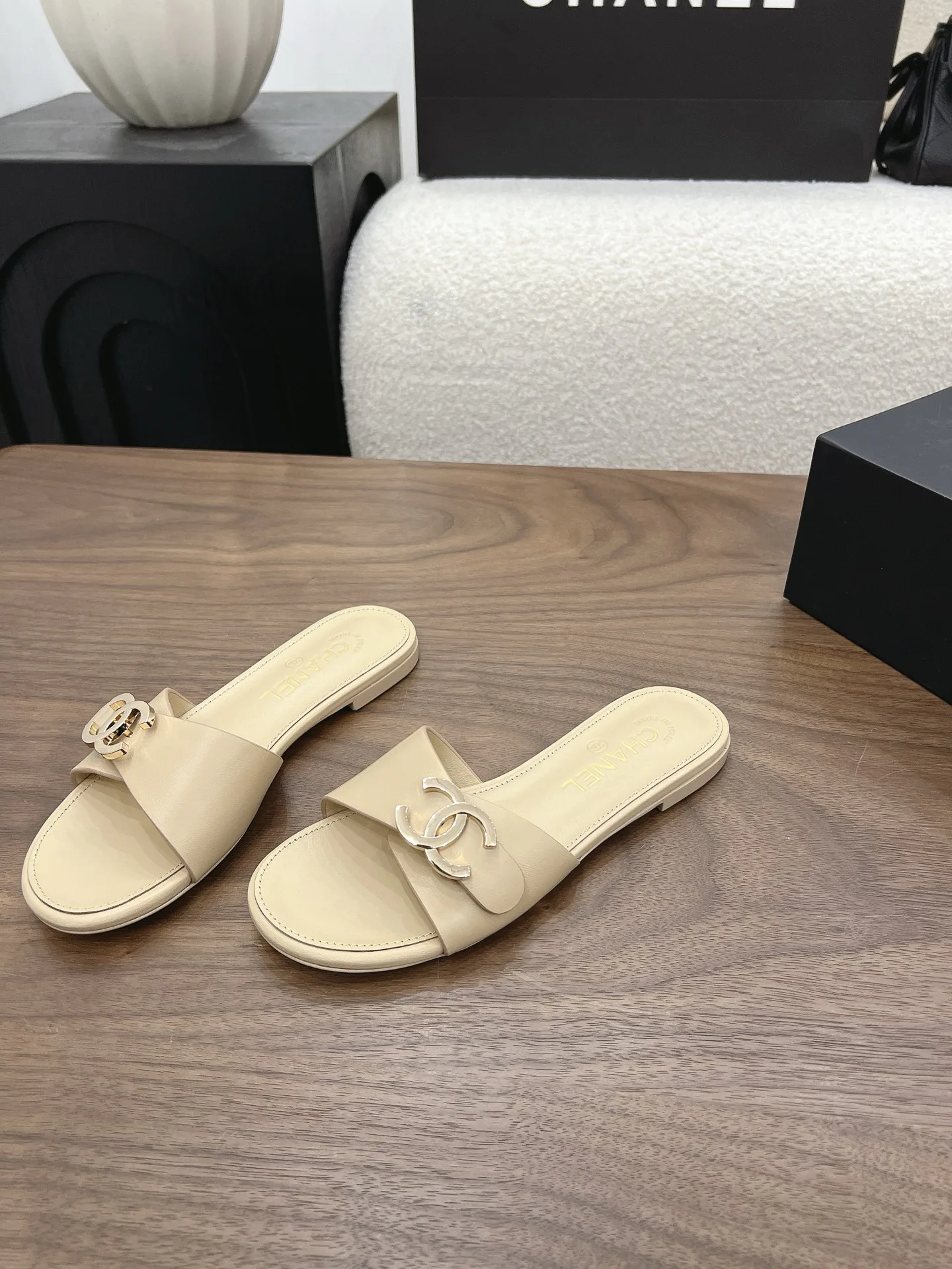 Women's Flip-Flops CHANEL 17710032