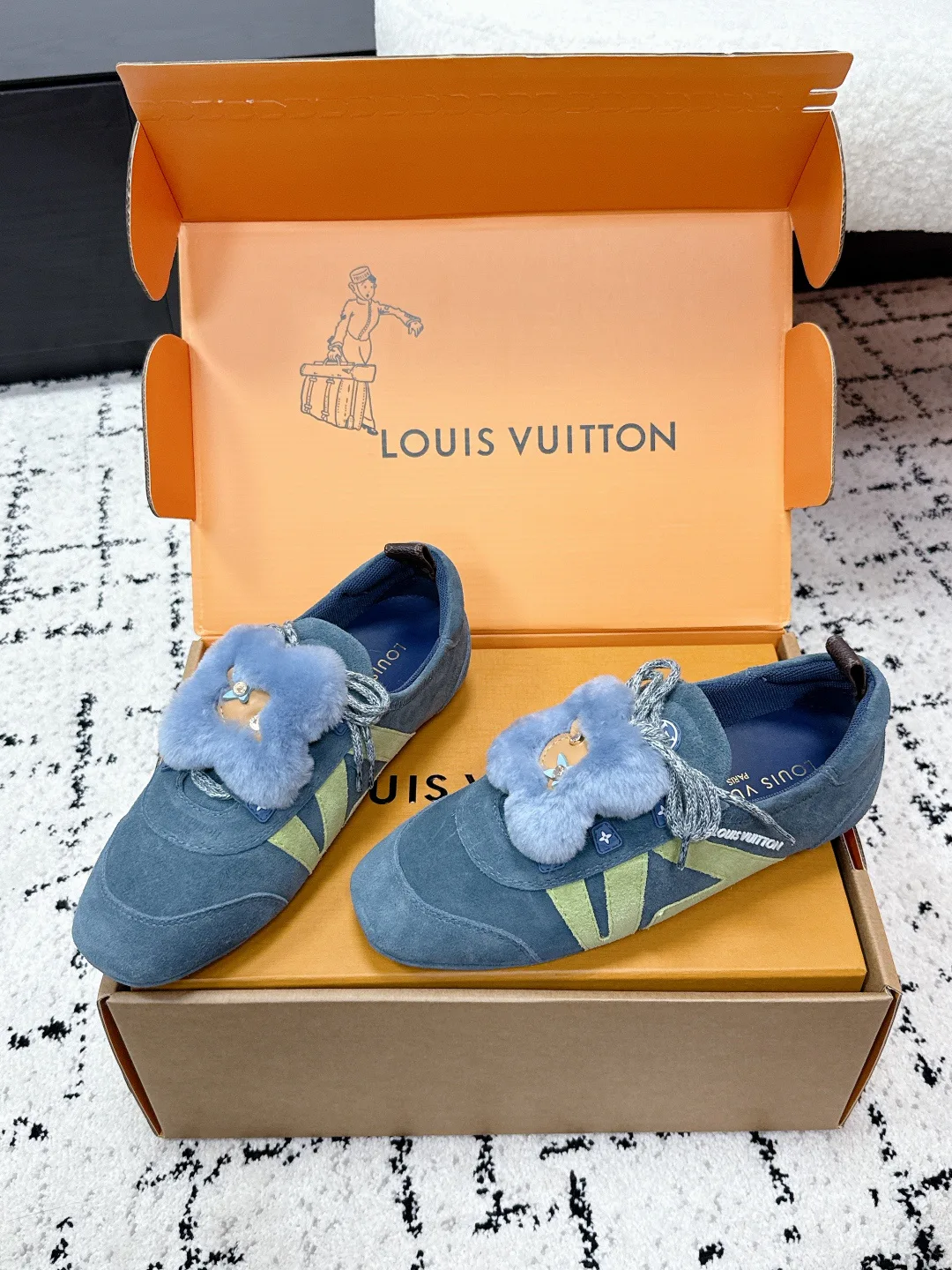 Women's Sneakers LOUIS VUITTON 18409697