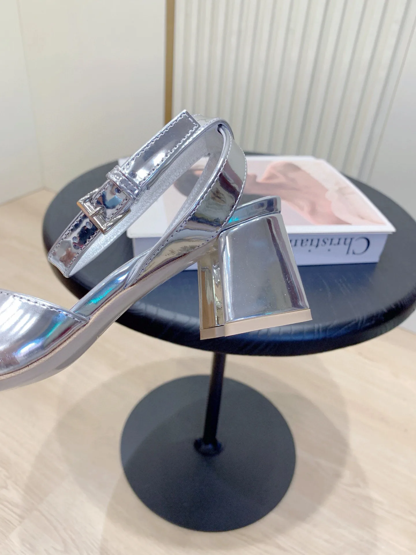 Women's Open-Toe Sandals LOUIS VUITTON 18365602