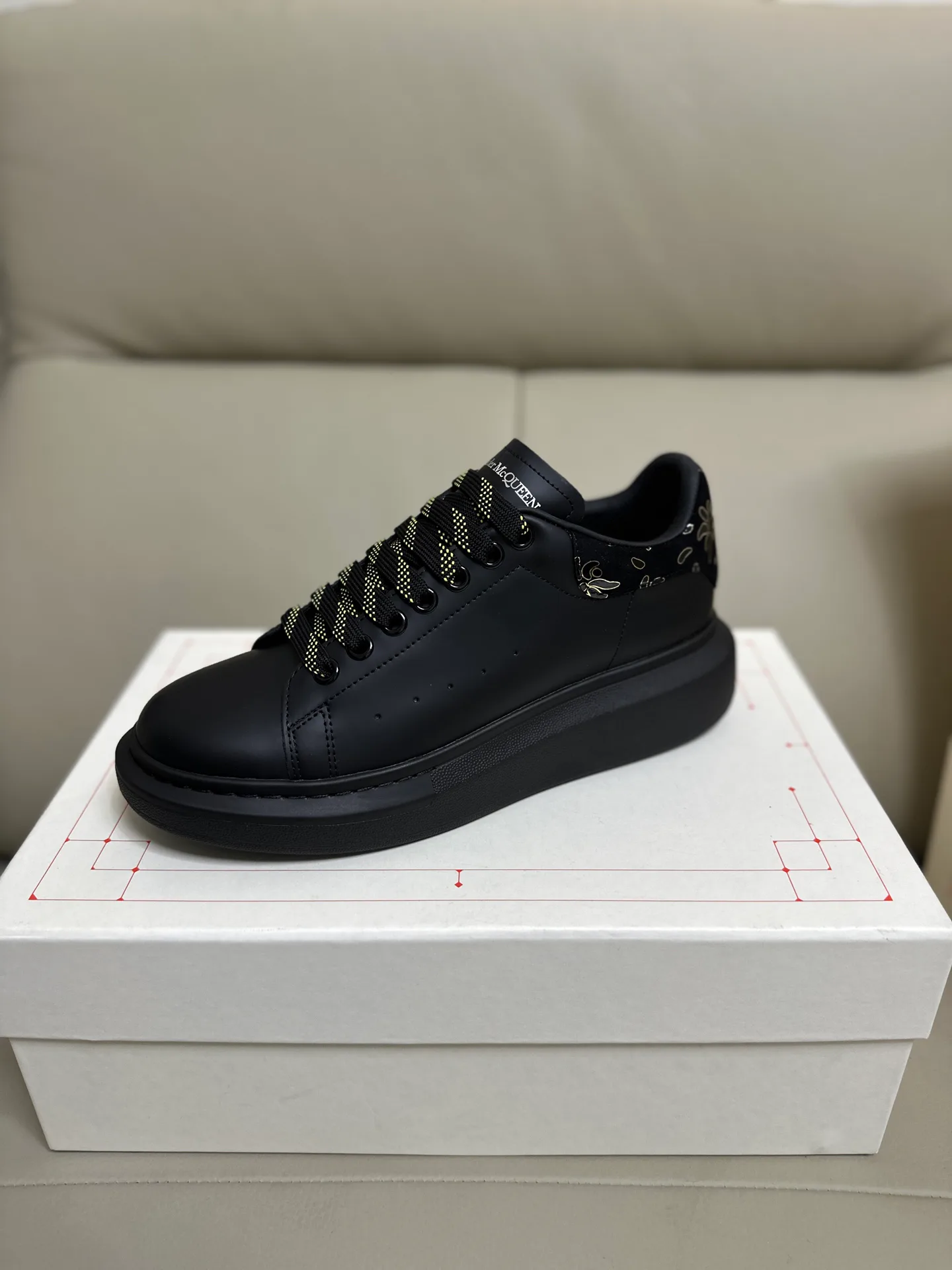 Кроссовки Женские Alexander Mcqueen 18616712