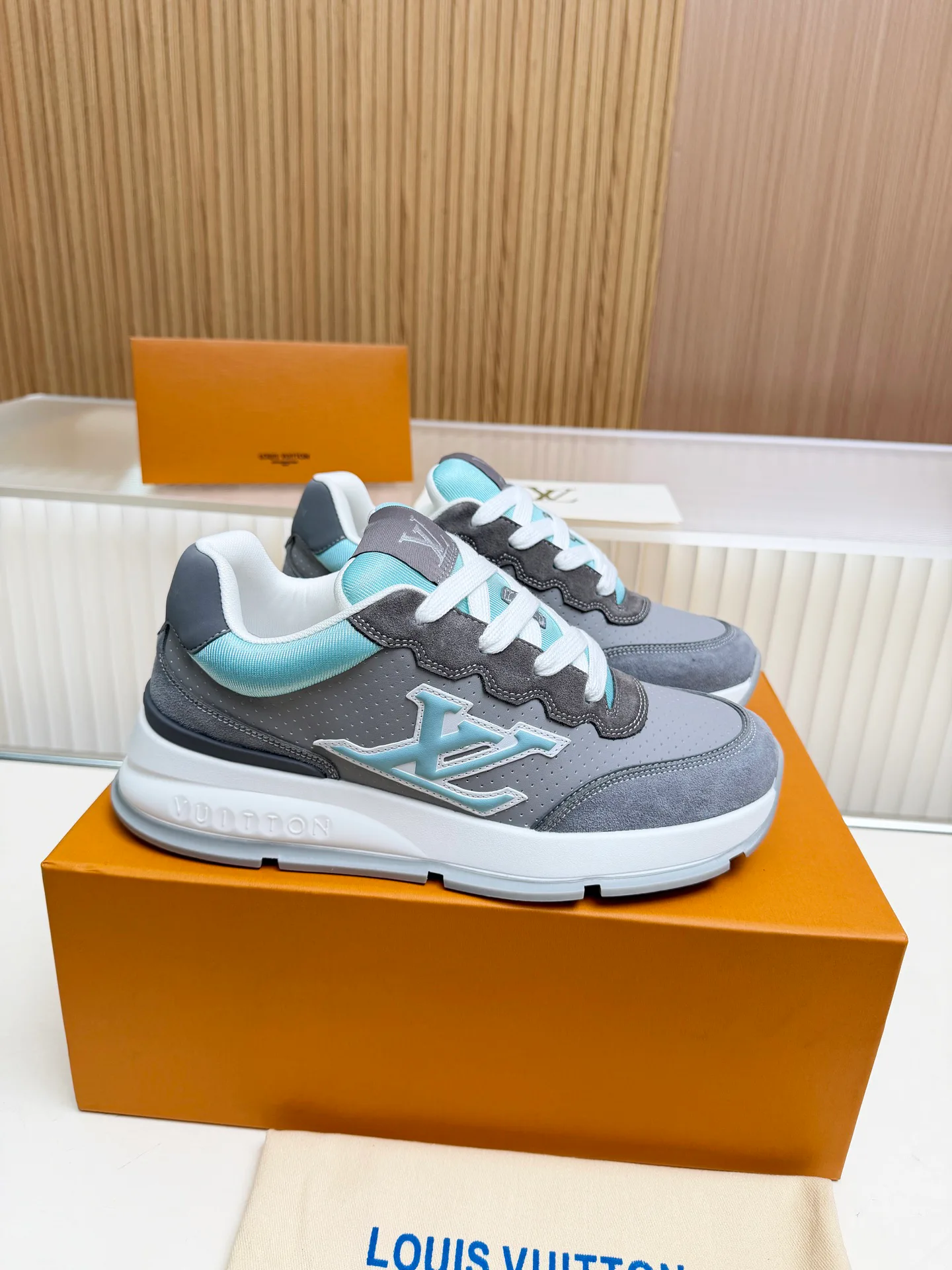 Women's Sneakers LOUIS VUITTON 18212255