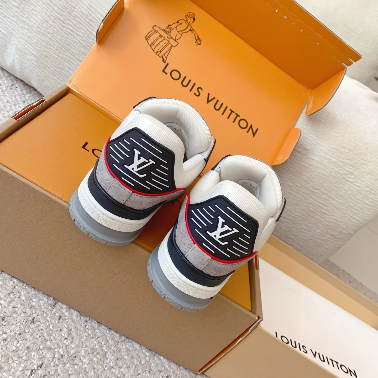 Men's Sneakers LOUIS VUITTON 18258376