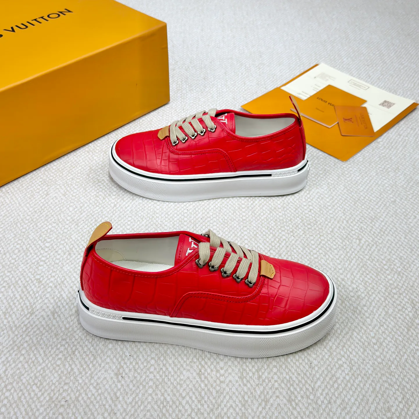 Men's Sneakers LOUIS VUITTON 18365144