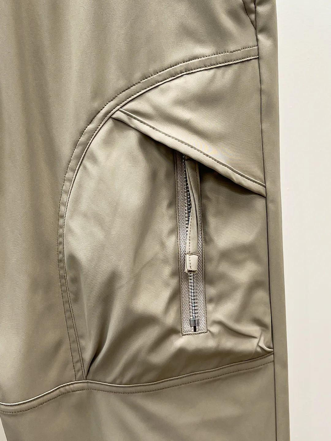 Men's Trousers LOUIS VUITTON 18499206